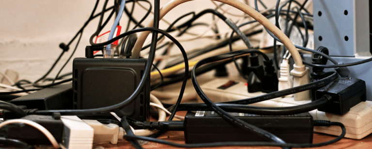 Almacenar-cables-en-tu-hogar
