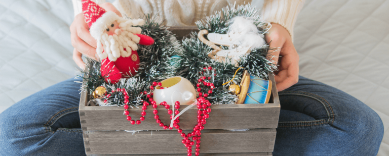Cómo-organizar-y-guardar-los-adornos-navideños-en-una-bodega-de-almacenamiento