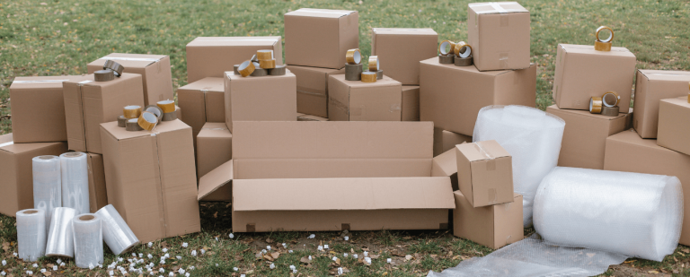 ¿Cuál-es-mejor-para-tu-mudanza?-Cajas-de-cartón-vs-Contenedores-de-plástico